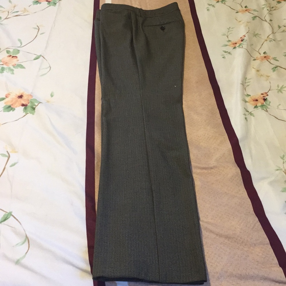 Express pant in color brown